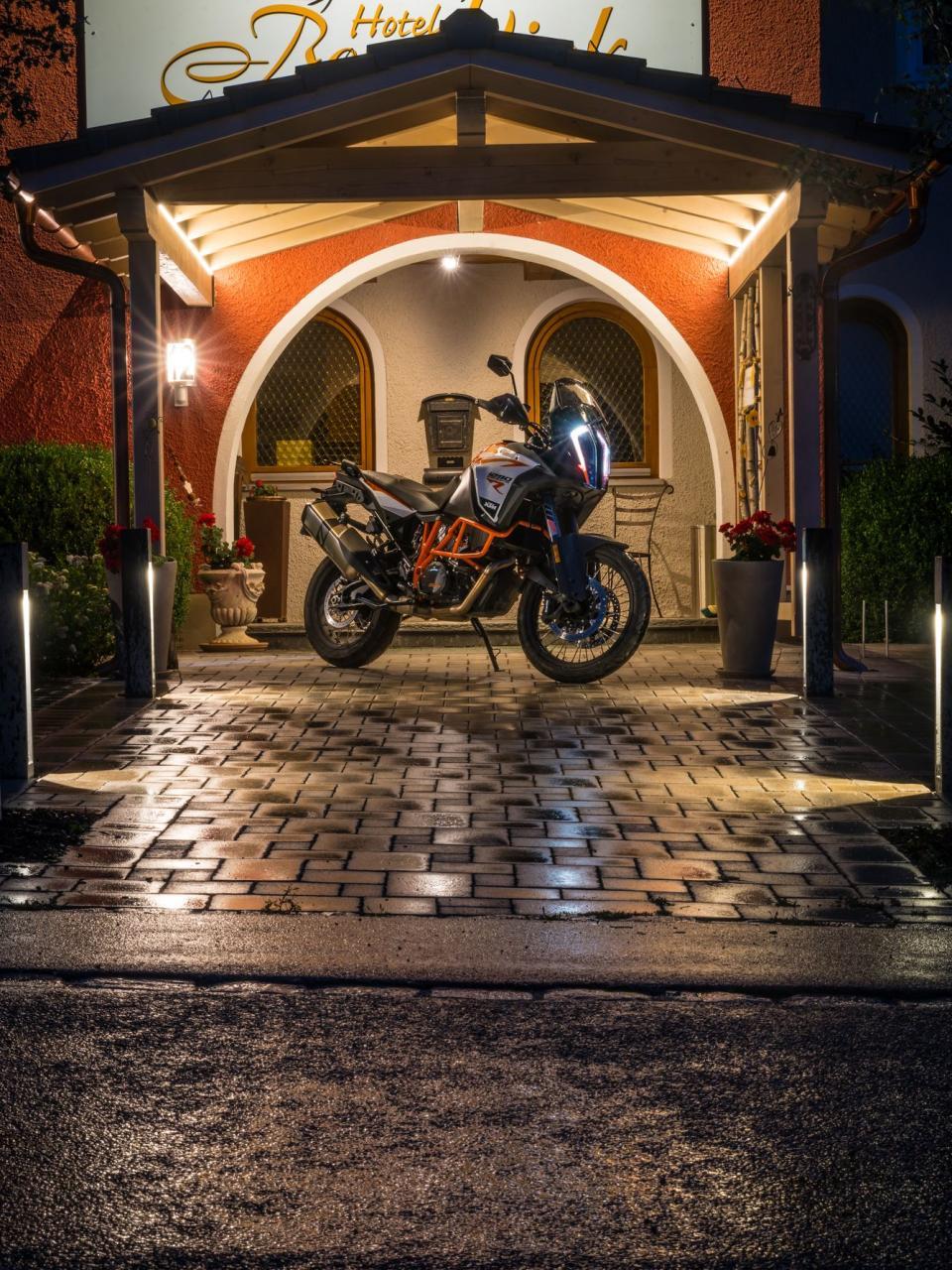 Motorradhotel Bergblick von aussen mit Motorrad auf dem Bild