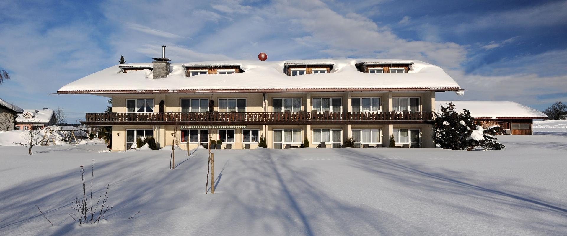 Aussenansicht des Hotel Bergblick im Winter